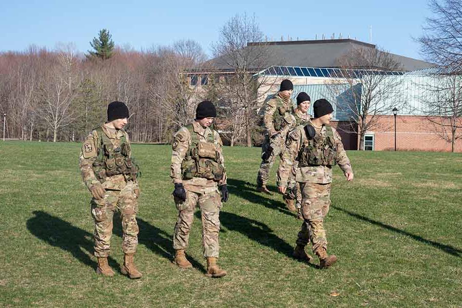 参加后备役军官训练军团的学生走过校园
